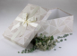 Preview: Die Brautkleidbox Ivory Laser wird mit einer passenden Satinschleife komplettiert.